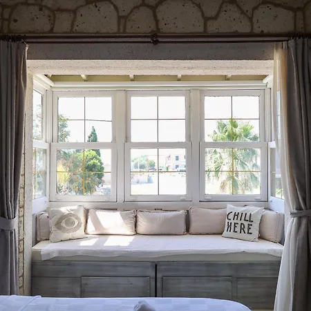 Bed & Breakfast Naya Port *